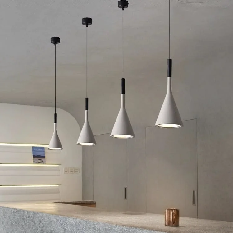 Colgante Monolito: colgantes de concreto en forma de cono encendidos sobre una barra de cocina